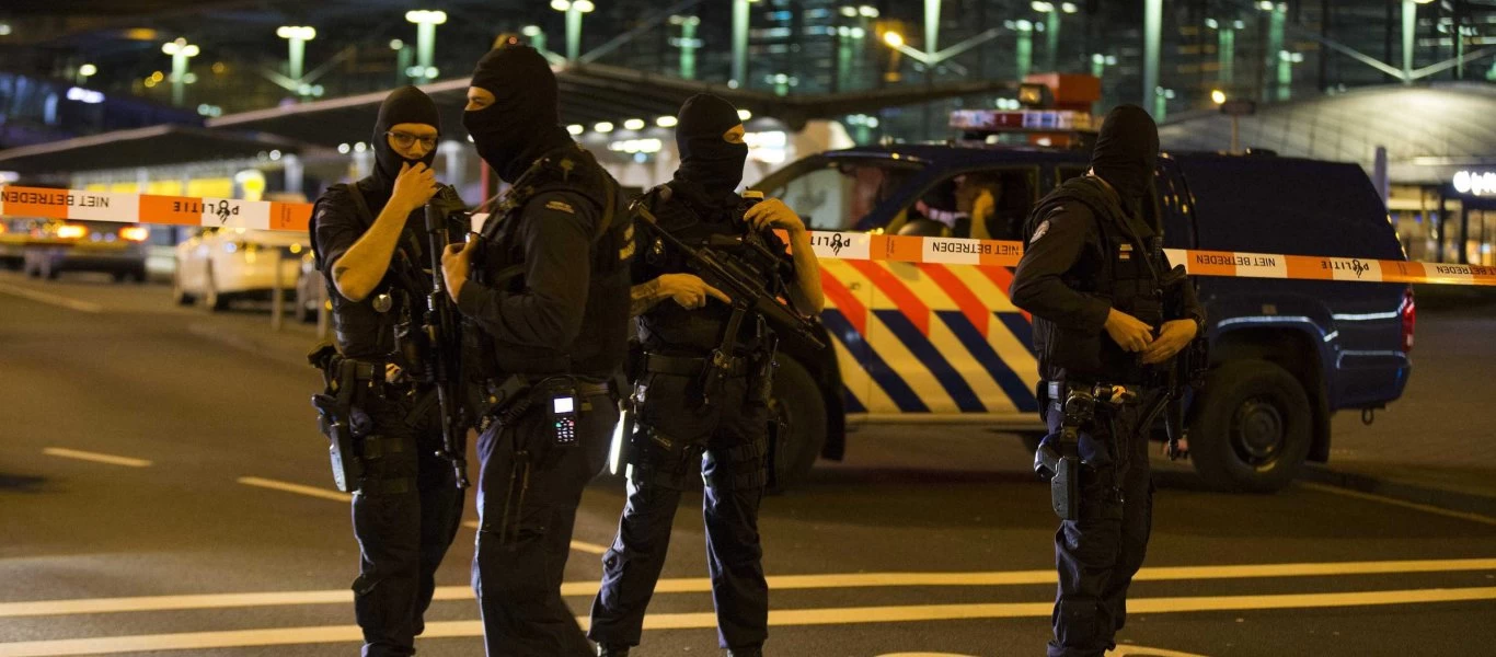 Ολλανδία: «Πανικός» σε διαδήλωση για τα μέτρα περιορισμού - Αντλία νερού κατά των διαδηλωτών